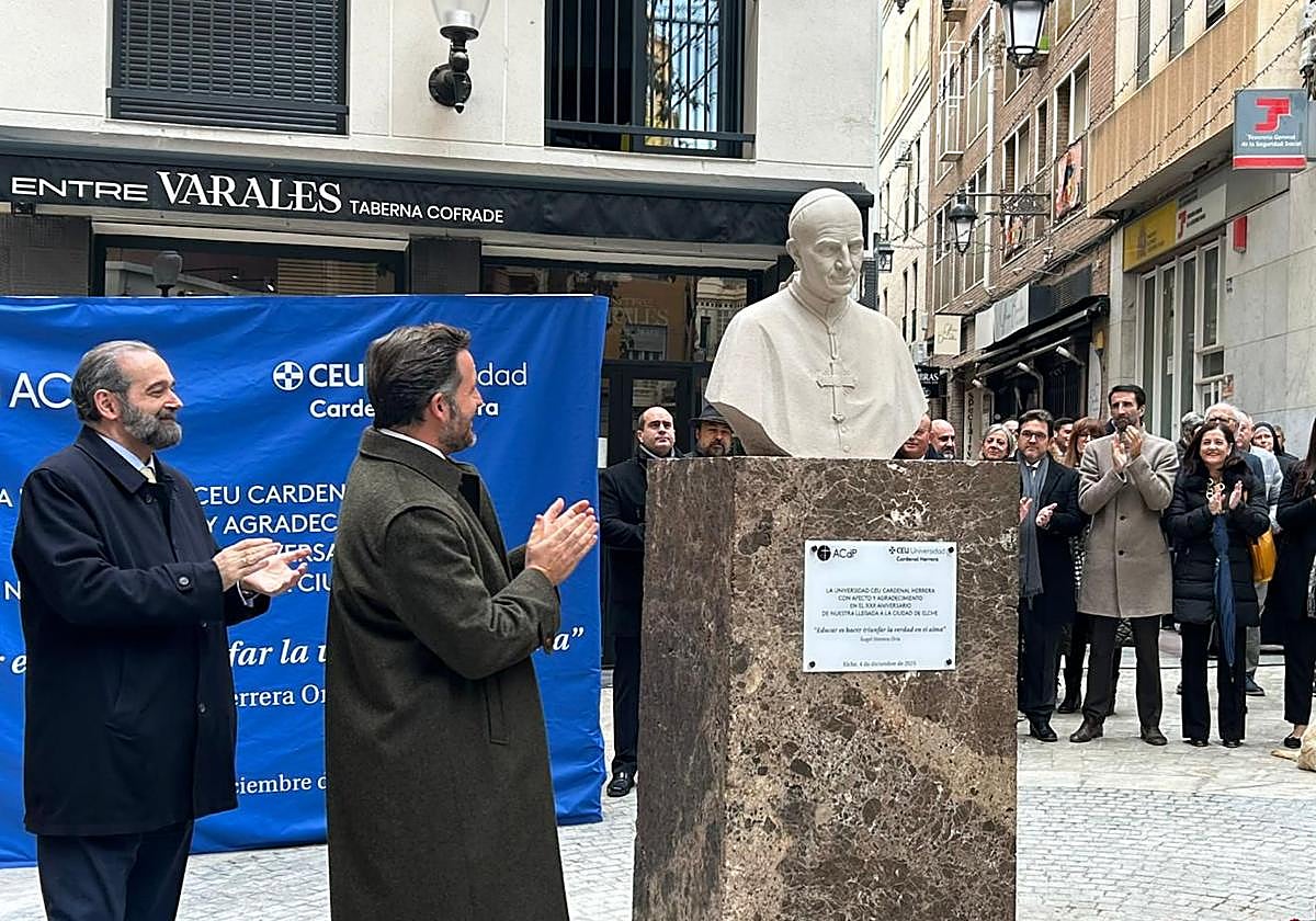 El alcalde Pablo Ruz, junto a representantes del CEU, durante la inauguración de la nueva sede universitaria en el edificio del Capitolio.
