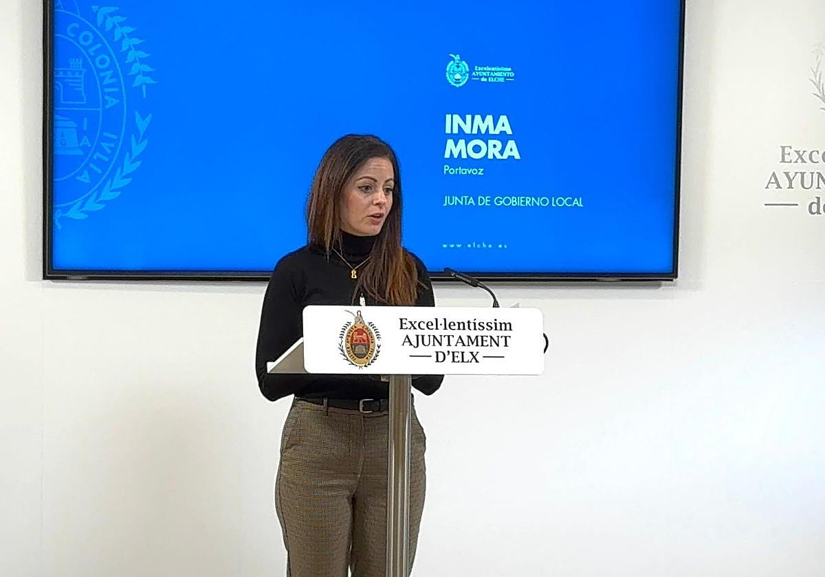 La portavoz del gobierno local, Inma Mora, durante la presentación de las propuestas comerciales y modificaciones urbanísticas aprobadas por la Junta de Gobierno.