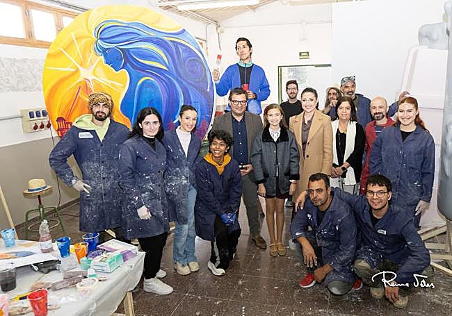El presidente de la Federació y las belleas del foc con los alumnos del curso de aprendiz.