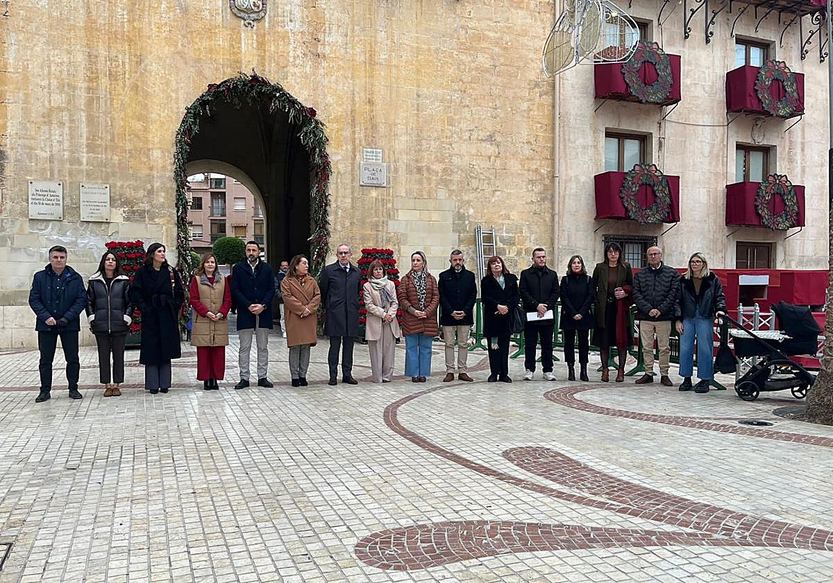 Imagen principal - Minutos de silencio en Elche, Dénia y Aspe.