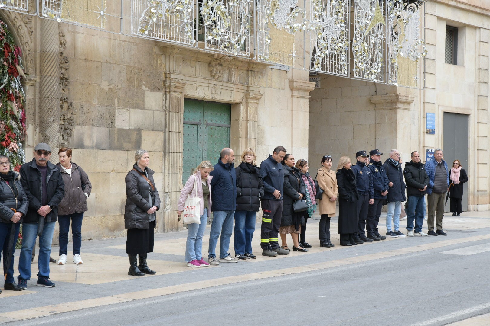 FOTOS | Minuto de silencio por la muerte de Oriana en Alicante