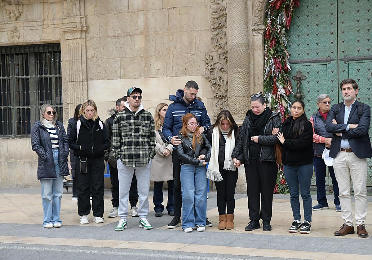 FOTOS | Minuto de silencio por la muerte de Oriana en Alicante