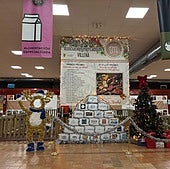 Adornos navideños en el Mercado Municipal de Villena.