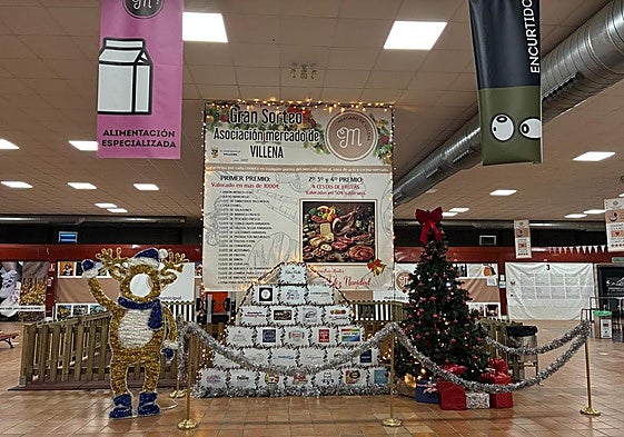 Adornos navideños en el Mercado Municipal de Villena.