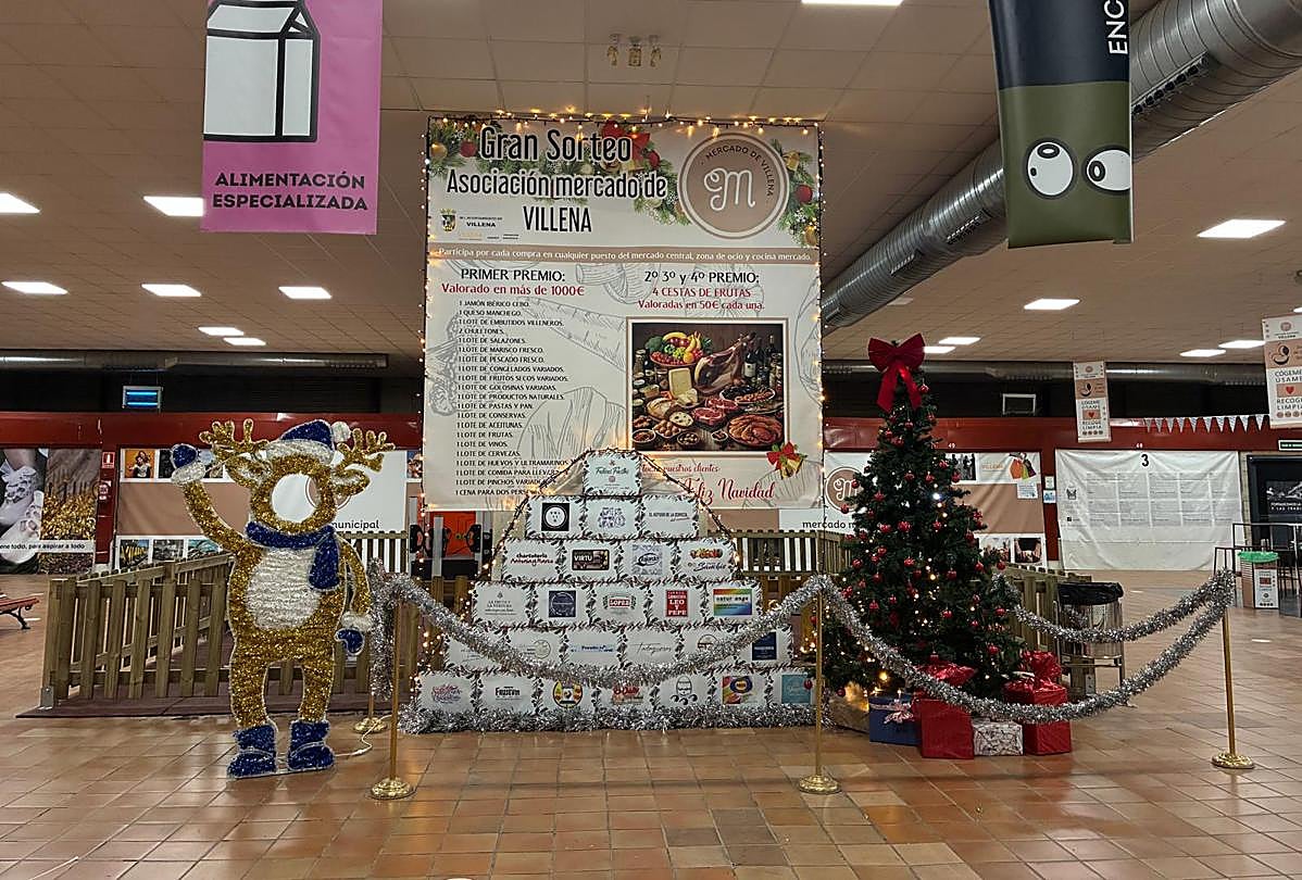 Adornos navideños en el Mercado Municipal de Villena.