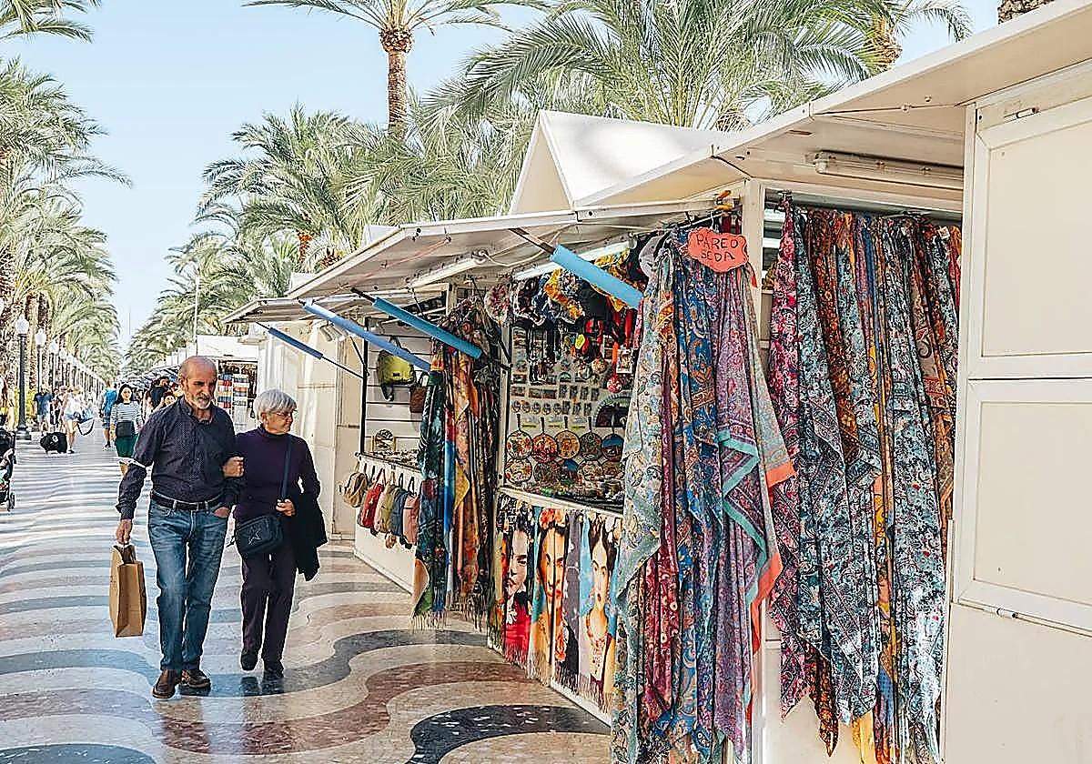Imagen principal - Alicante está de moda: la provincia firma el mejor noviembre turístico de su historia