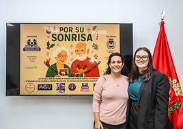 La concejala de Educación de Elda, María Gisbert, y Belén Maestre, en representación de la Agrupación Local de Ampas, durante el anuncio de la campaña.
