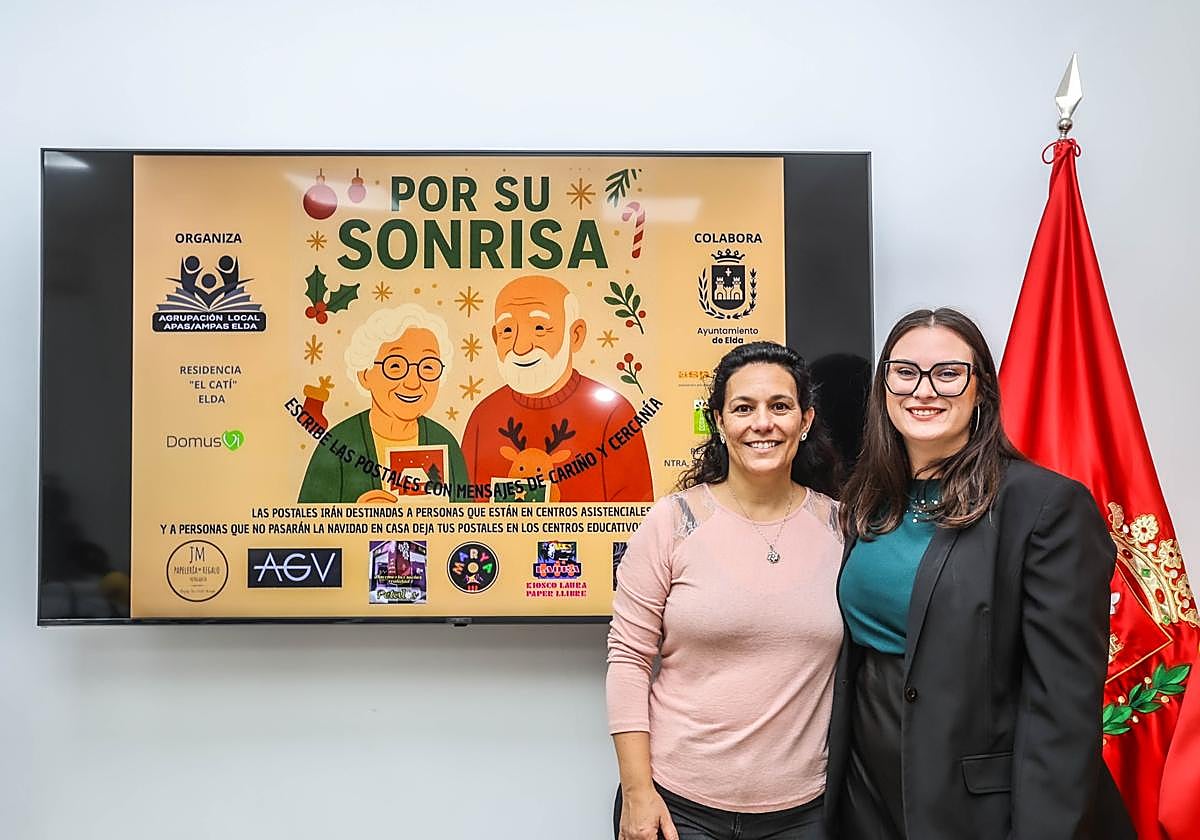 La concejala de Educación de Elda, María Gisbert, y Belén Maestre, en representación de la Agrupación Local de Ampas, durante el anuncio de la campaña.