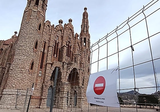El santuario de Novelda cerrado por grietas en su torre izquierda.