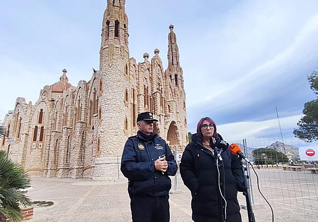 La concejala Geno Micó ante el santuario.