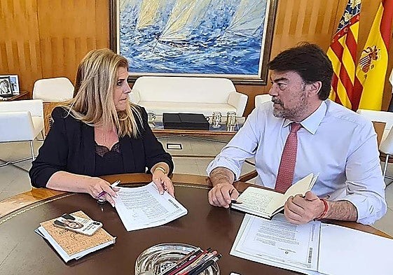 La portavoz de Vox, Carmen Robledillo, con el alcalde Luis Barcala.