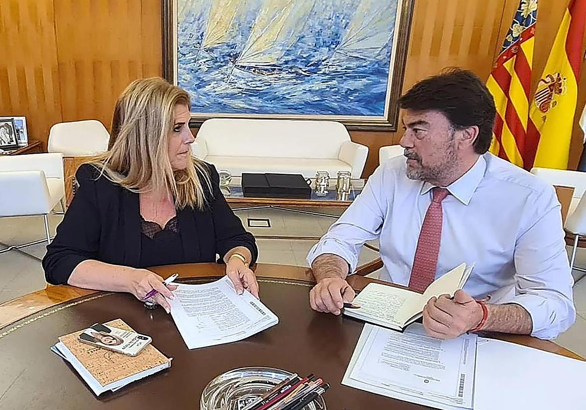 La portavoz de Vox, Carmen Robledillo, con el alcalde Luis Barcala.