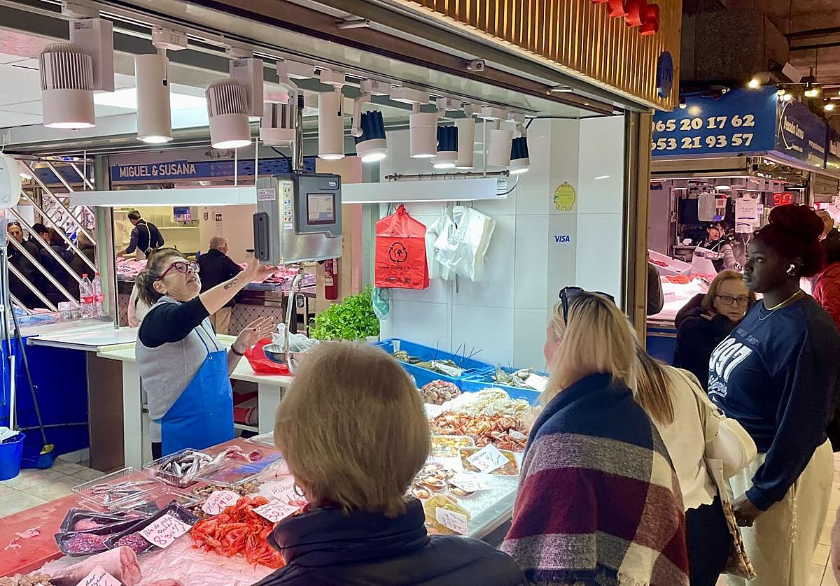 Compras de marisco en el Mercado Central de Alicante.