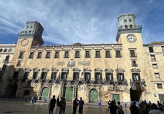 La fachada del Ayuntamiento de Alicante en una imagen de archivo.