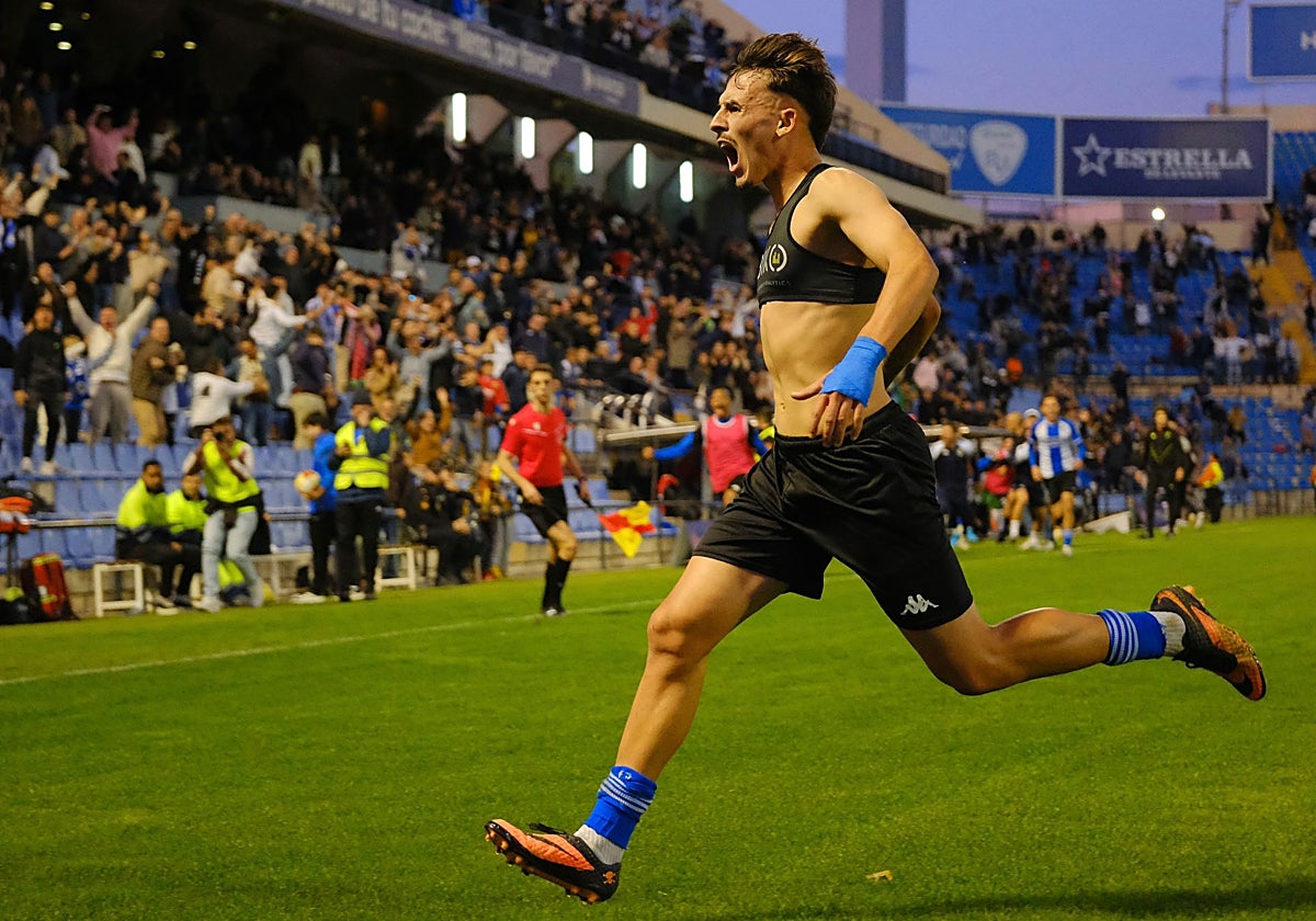 Rafael de Palmas celebra el gol de la victoria en el minuto 93 en el Rico Pérez.