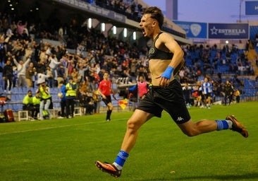 Rafael de Palmas celebra el gol de la victoria en el minuto 93 en el Rico Pérez.