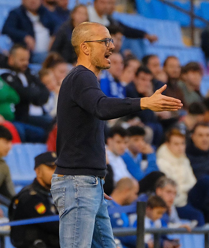 Imagen secundaria 2 - Aranda, Fran Sol y Beto Company, durante el encuentro de este sábado en el estadio Rico Pérez.