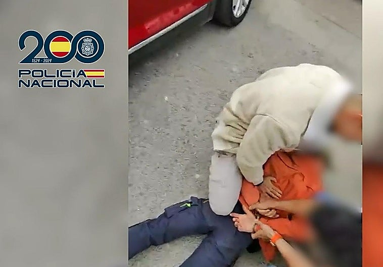 Momento de la detención grabado por los agentes de policía.