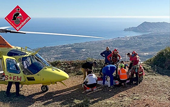 Diversos efectivos atienden al senderista desplomado mientras hacía una ruta de montaña.