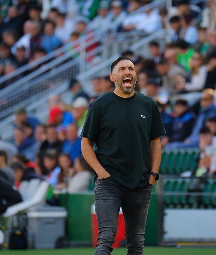 Imagen secundaria 2 - Imágenes del triunfo del Elche ante el Girona este domingo en el Martínez Valero.