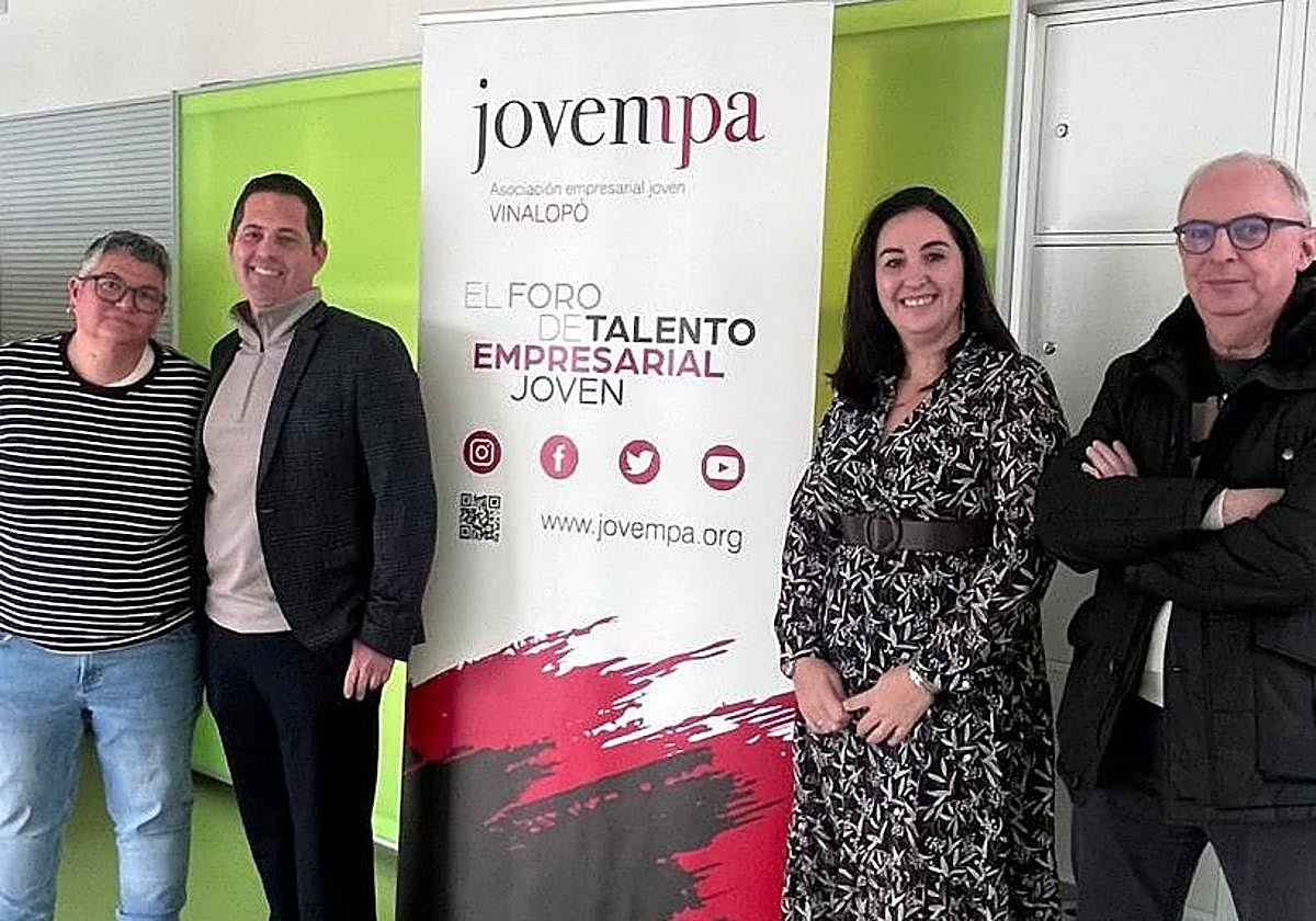 El nuevo presidente y su junta posan tras la elección celebrada en Genion Lab Coworking.