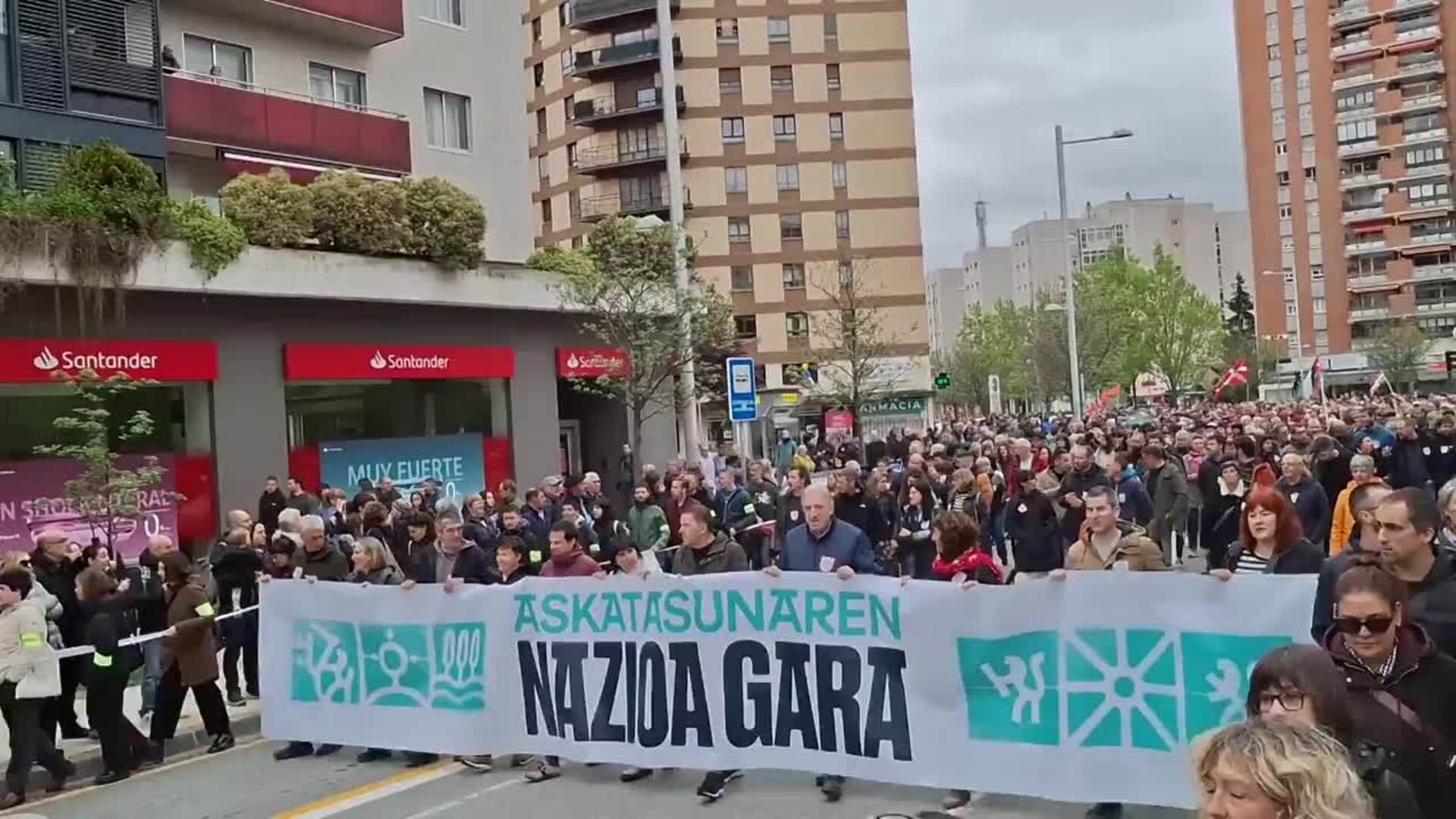 Miles de personas participan en Pamplona en la manifestación de EH Bildu por el Aberri Eguna