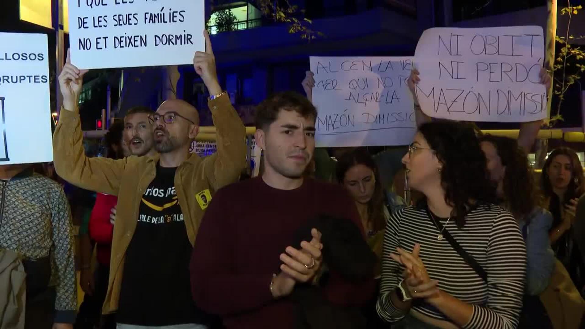 Unas 200 personas piden cárcel para Mazón ante la sede del PP catalán en Barcelona
