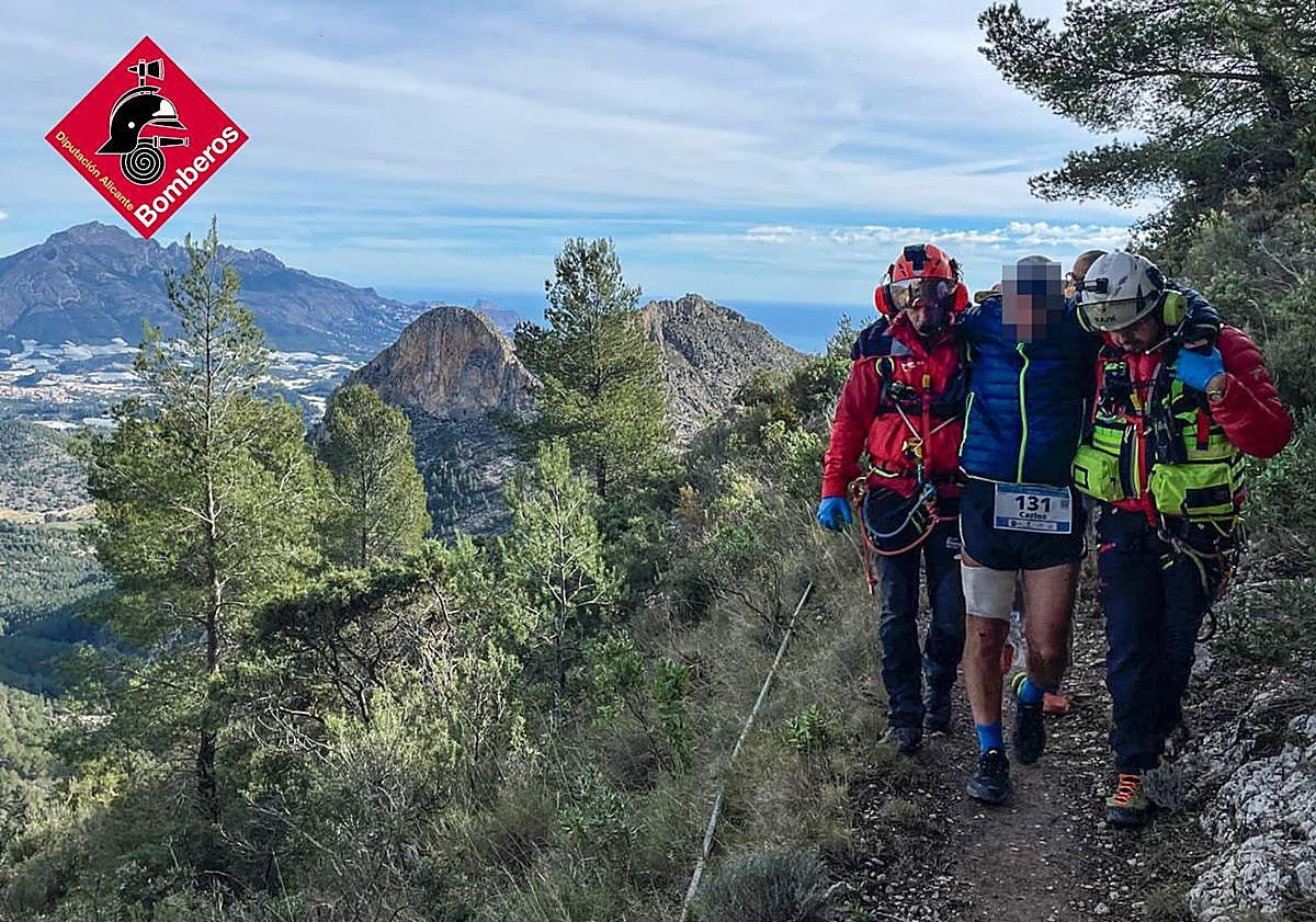 El viento complica el rescate en helicóptero de un deportista herido en ...