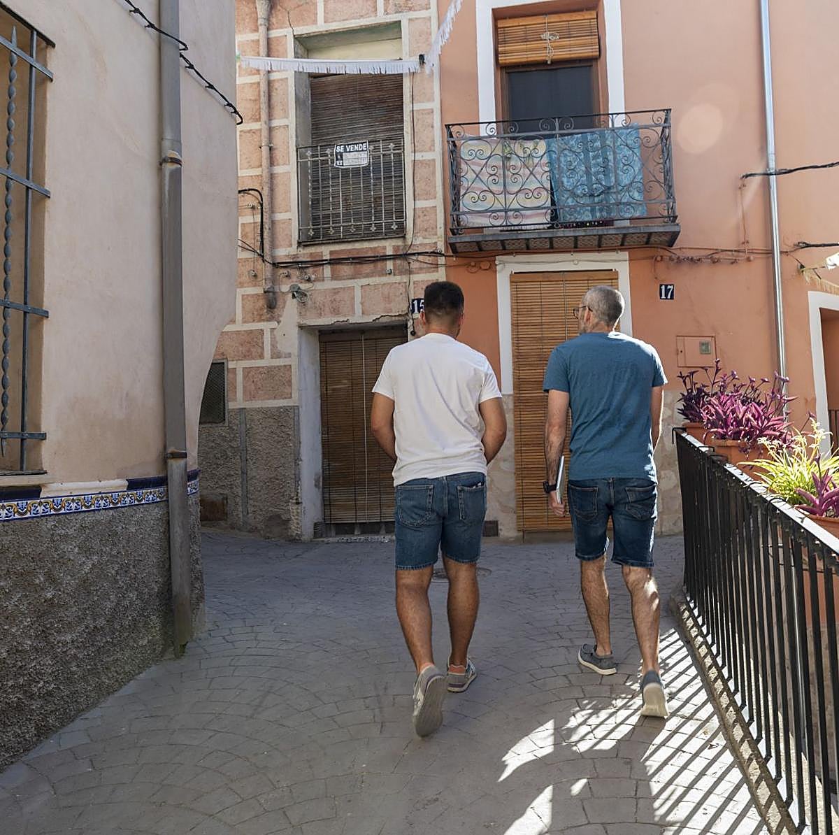 Dos jóvenes pasean por un municipio del interior de Alicante.
