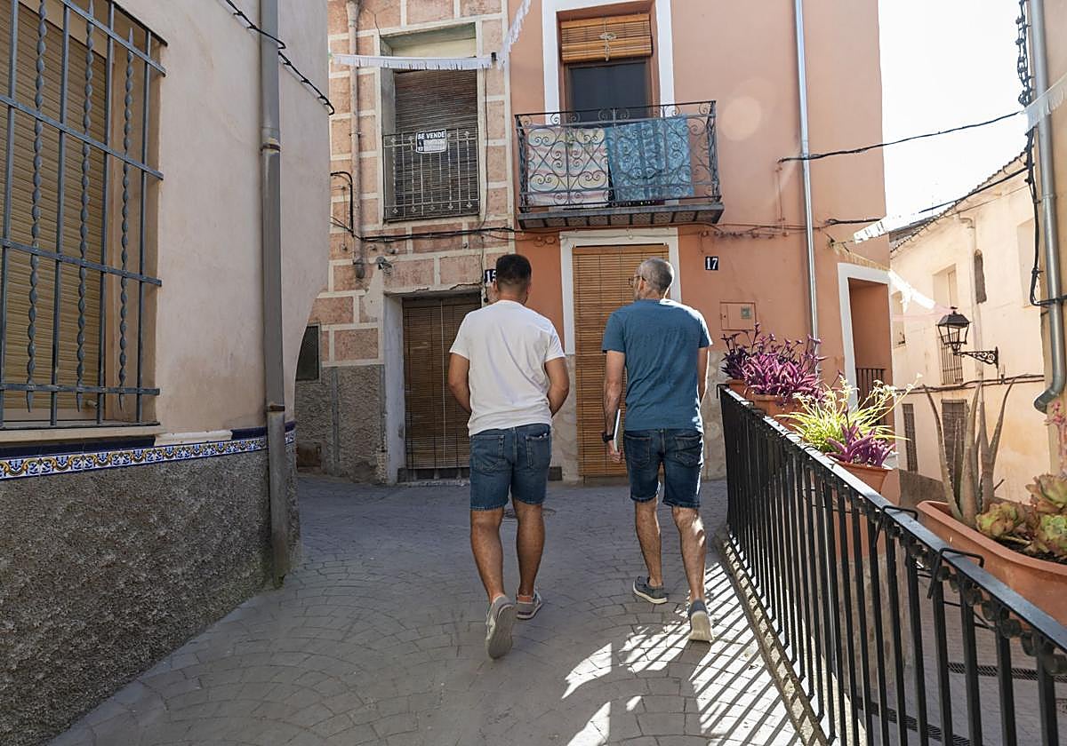 Dos jóvenes pasean por un municipio del interior de Alicante.