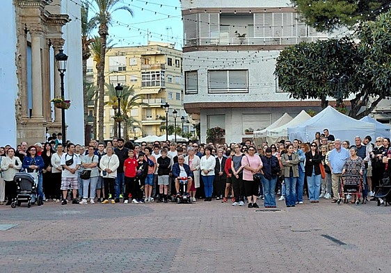 Minuto de silencio en Dolores por los tres muertos en el cuartel de la Guardia Civil