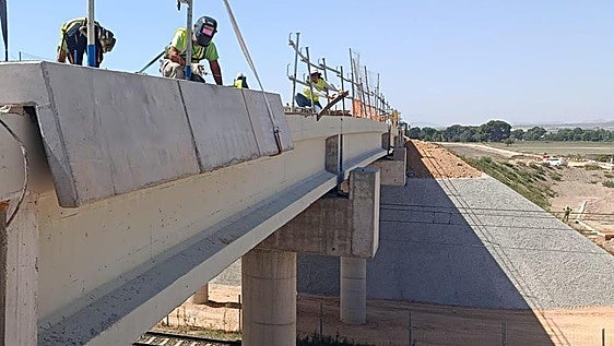 Las obras del nuevo paso superior de Villena avanzan con la finalización de su estructura