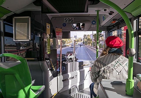Pasajera en el autobús urbano de Alicante.
