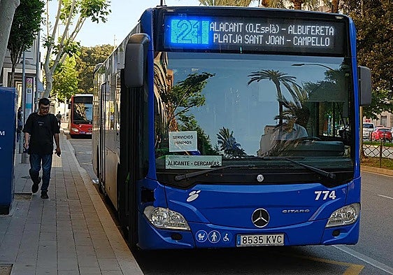 La huelga de autobuses de Alicante arranca con servicios mínimos a la mitad antes de ser indefinida