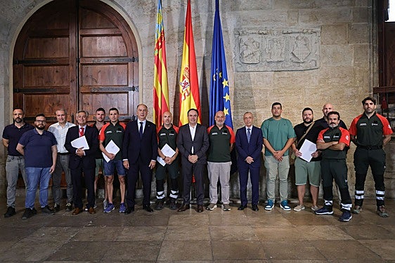Acuerdo para mejorar las condiciones de los bomberos forestales de la Comunitat: hasta 458 euros más al mes y 64 nuevos puestos