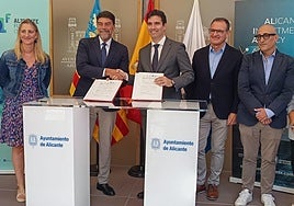 El alcalde y el presidente de Terciario Avanzado firman el convenio de colaboración.