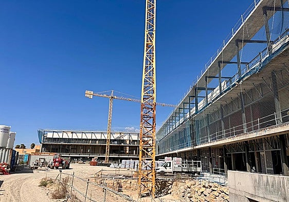 Sanidad construye un nuevo aparcamiento para el Hospital Marina Baixa con más de 400 plazas