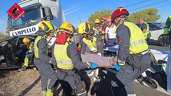Rescatan a un conductor atrapado en su coche tras empotrarse contra un camión en Torrellano