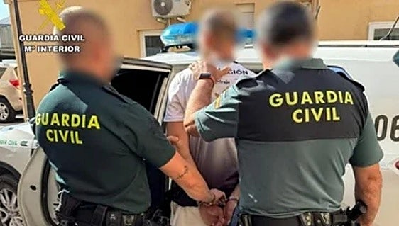 Detenido en Murcia el hombre que robó un coche y retuvo contra su voluntad a sus ocupantes en un pueblo de Alicante