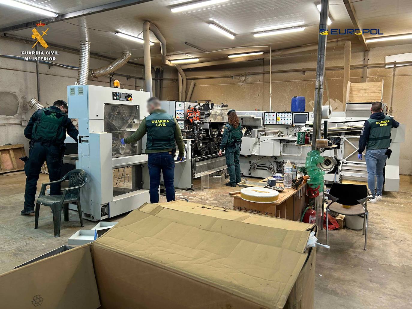 Imagen principal - La organización que elaboraba tabaco ilegal en Alfaro explotaba a diez refugiados ucranianos